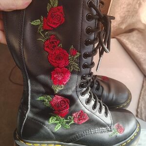 Floral Embroidered Black Boots Dr Martens Vonda